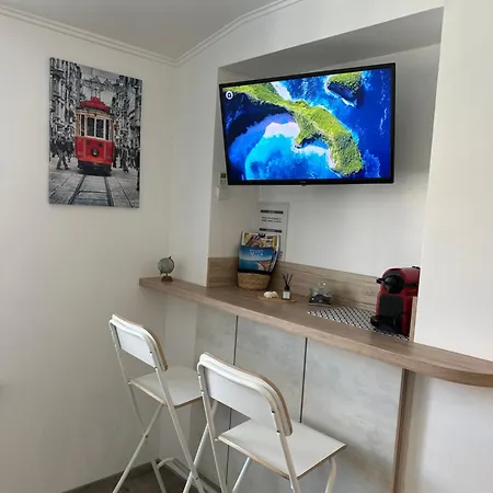 Bright -2 Min To Near Massena Square